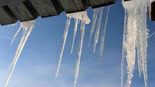 雪国では、軒下のクモの巣も凍るらしい　衝撃光景に1.6万人驚がく「実際に見ると驚異」「初めて見た」