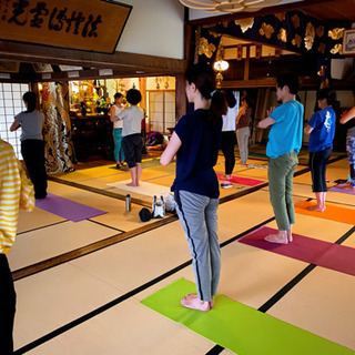 お寺の本堂でキャンドルヨガ🕯✨※住職さんによる法話付き！