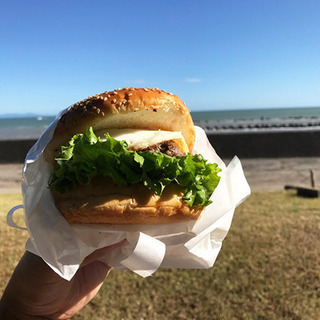 用宗海岸でバーガーを食べる！