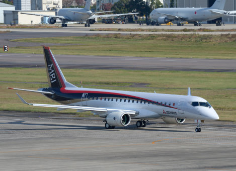 初飛行に成功したＭＲＪ＝愛知県豊山町の県営名古屋空港で２０１５年１１月１１日、大竹禎之撮影