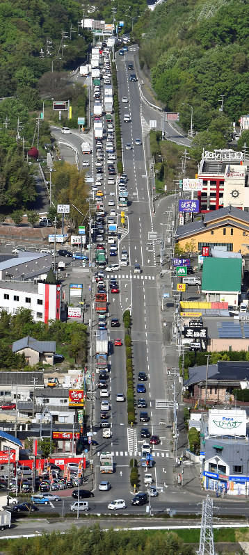 国道１７６号（手前）が一部通行止めになっているため、県道に迂回する車の列＝兵庫県西宮市で２６日午前８時６分、本社ヘリから小関勉撮影