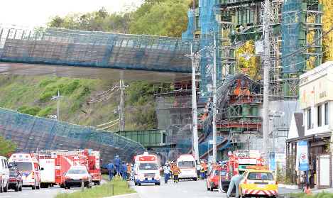 新名神高速道路の工事現場で橋桁が落下し、騒然とする事故現場＝神戸市北区で２０１６年４月２２日午後６時２分、小関勉撮影