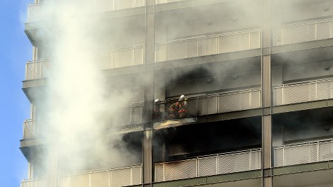 東京・西神田で起きた高層マンション火災。火元は２０階の部屋だった＝東京都千代田区西神田で２０１５年３月２日、竹内紀臣撮影