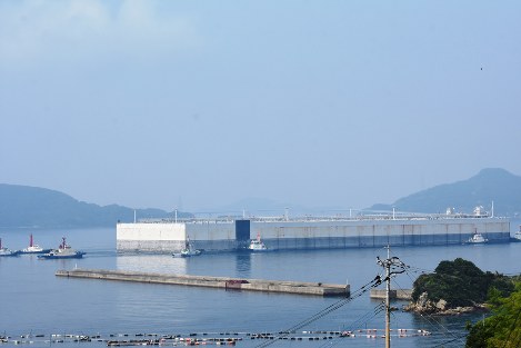 長崎港でえい航される石油貯蔵船＝長崎市神ノ島町で２０１７年７月２８日、今野悠貴撮影