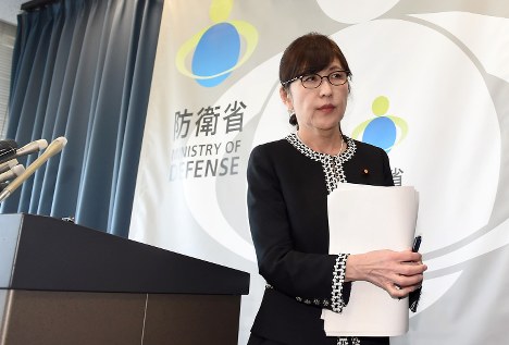 記者会見を終え、厳しい表情で会場を後にする稲田朋美防衛相＝防衛省で２０１７年３月１７日午前１０時１６分、竹内紀臣撮影