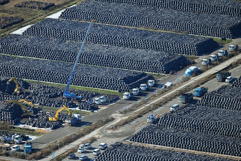 除染作業で出た汚染土などの仮置き場に積み上がる無数のフレコンバッグ＝福島県富岡町で、本社ヘリから森田剛史撮影