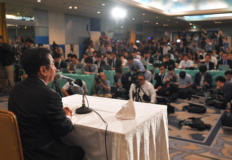 記者会見で新党「立憲民主党」結成を発表する、民進党の枝野幸男代表代行（左）＝東京都内のホテルで２０１７年１０月２日、手塚耕一郎撮影