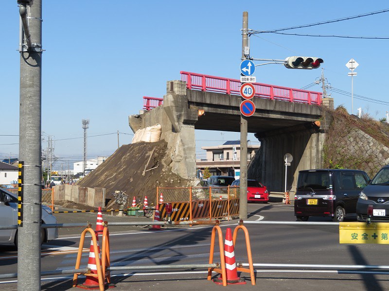 南側の盛り土部分が削られた陸橋。まもなく橋部分も取り壊される＝愛知県岩倉市で長倉正知撮影