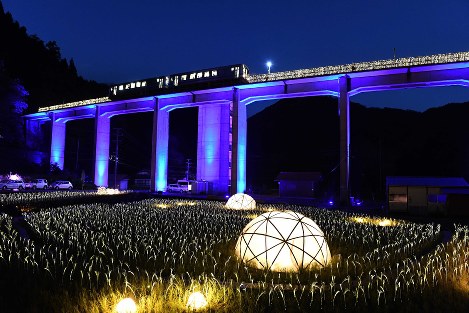 試験点灯されたＪＲ三江線の宇都井駅＝島根県邑南町で２０１７年１１月２４日午後５時３７分、平川義之撮影