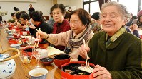 健康福祉センターの食事会に集まった地域の高齢の人たち