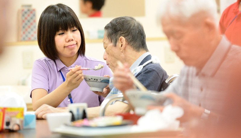 介護施設で食事をとる利用者＝兵庫県尼崎市で２０１４年７月、山崎一輝撮影