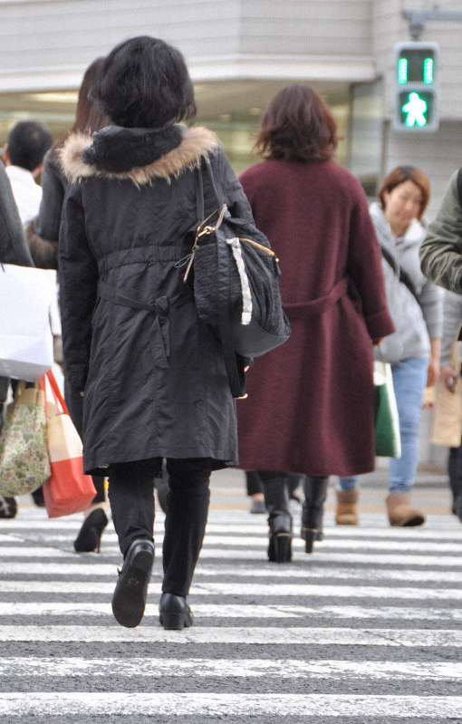 「注意欠如・多動症」と診断された横浜市の主婦（手前）。「人混みを歩くと、すれ違う人の服装や表情などの情報量が多すぎて疲れてしまう」と言う＝東京都内で、塩田彩撮影