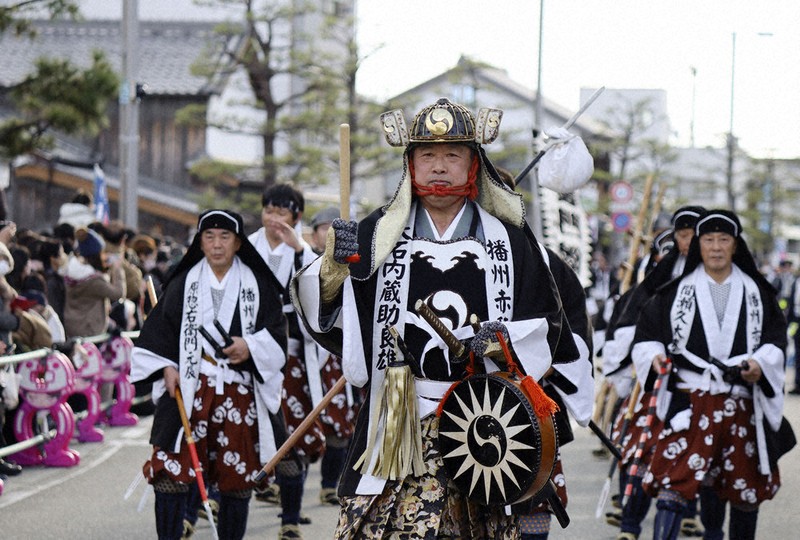 「赤穂義士祭」で四十七士に扮した市民らと練り歩く大石内蔵助役を務めた俳優の内藤剛志さん（中央）＝赤穂市で、共同