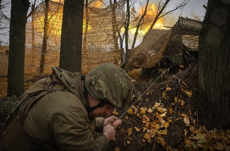 ロシア軍の陣地に向けて砲撃を行うウクライナ軍の兵士＝ウクライナ東部ハリコフで2024年11月6日、AP