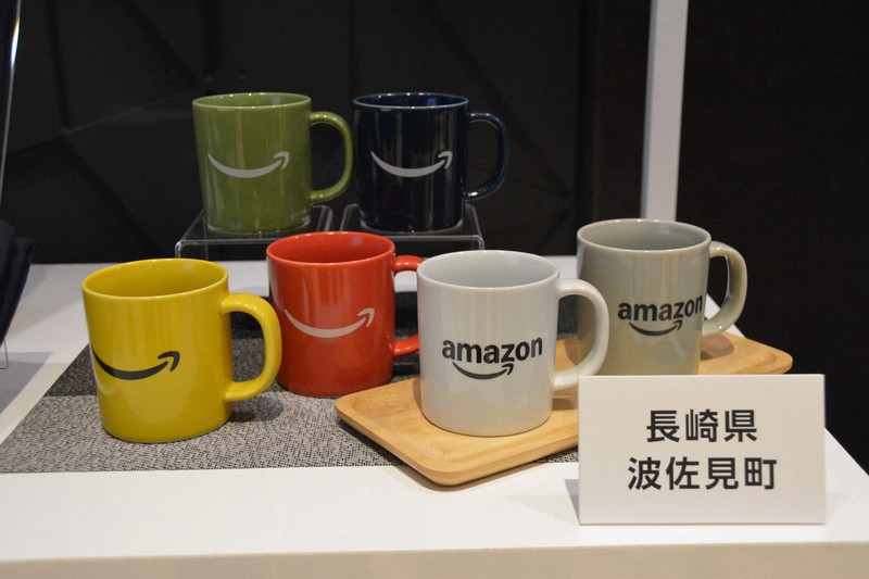 アマゾンのふるさと納税サイトから選べる返礼品の一例。地場産品との限定コラボ品もある＝東京都中央区で2024年12月12日午後0時13分、藤渕志保撮影