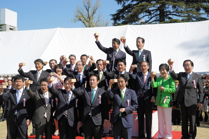 安倍晋三首相主催の「桜を見る会」で、乾杯する安倍首相（後列左）、公明党の山口那津男代表（同右）、菅義偉官房長官（中列右から3人目）＝東京都新宿区の新宿御苑で2019年4月13日、代表撮影