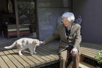 ひなたぼっこする恩師の養老先生と、在りし日の愛猫「まる」