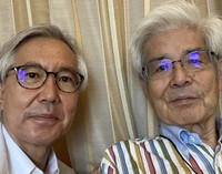 退院日の朝を迎えた養老孟司先生（右）と中川恵一さん＝2020年7月9日（中川さん提供）