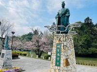 京都府亀岡市の南郷公園に建立された明智光秀像。本徳寺蔵の肖像画を参考にデザインされた