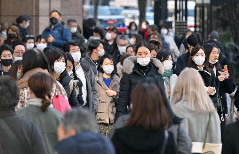 マスク姿で街を行き交う人たち。当たり前の光景は変わるのか＝東京・銀座で2023年1月、手塚耕一郎撮影