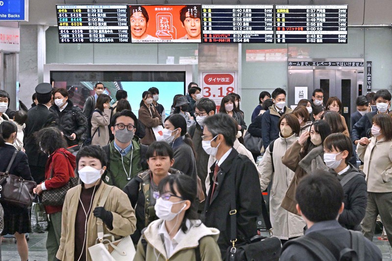 通勤時間帯、JR博多駅構内の改札口を行き交う人たち。新型コロナウイルスの感染対策としてのマスク着用が13日から個人の判断に委ねられたが、マスクを着用している人が多かった＝福岡市博多区で2023年3月13日午前8時35分、平川義之撮影