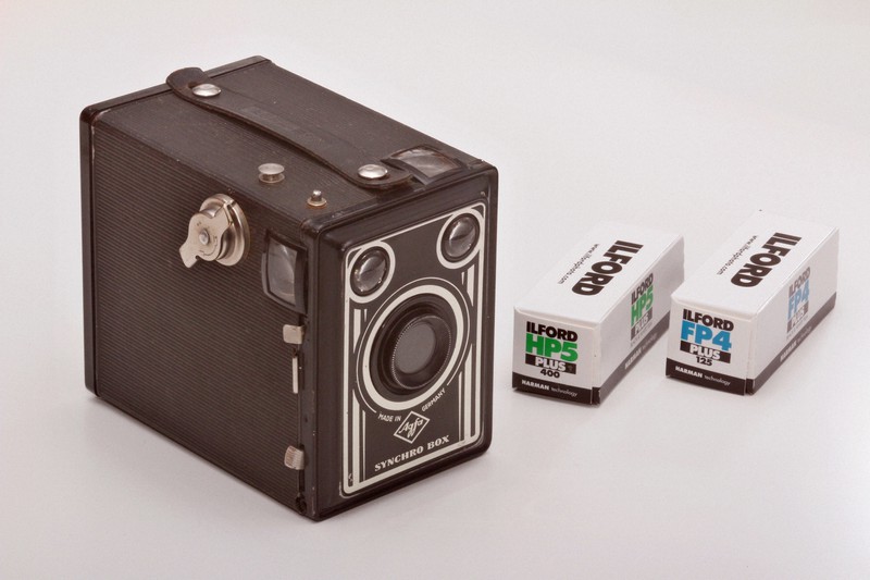 Agfa　SYNCHRO　BOXは1950年代にドイツで作られた。ブローニーフィルム使用の6×9判（8枚撮り）、フィルム送りは裏窓から見える数字に合わせて手巻き＝中村琢磨撮影