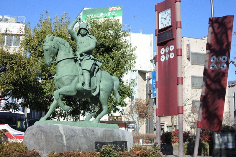 長野県上田市の上田駅前にある真田幸村（信繁）像＝上田市提供