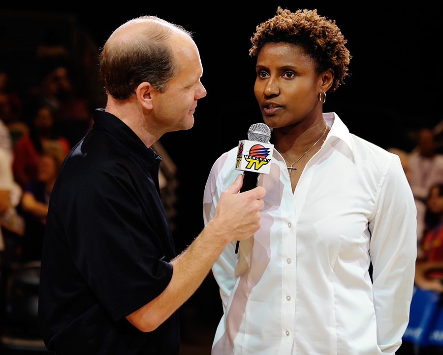 Phoenix Mercury Assistant Coach Bridget Pettis breaks down the San Antonio Silver Stars. <em>Photo by Max Simbron</em>