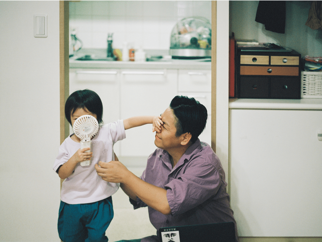 お父さんと子供が戯れている。