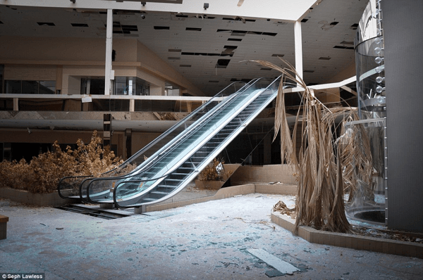 ピエリ守山もいずれはこんな風に？ 廃墟となったショッピングモール - Abandoned shopping centers