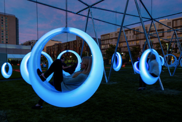 月に乗ってるみたい！幻想的な光るブランコ - glowing sircular swings