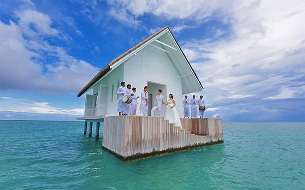 海の中心で愛を叫ぶ！パノラマのエメラルドグリーンに囲まれた海の上の結婚式場