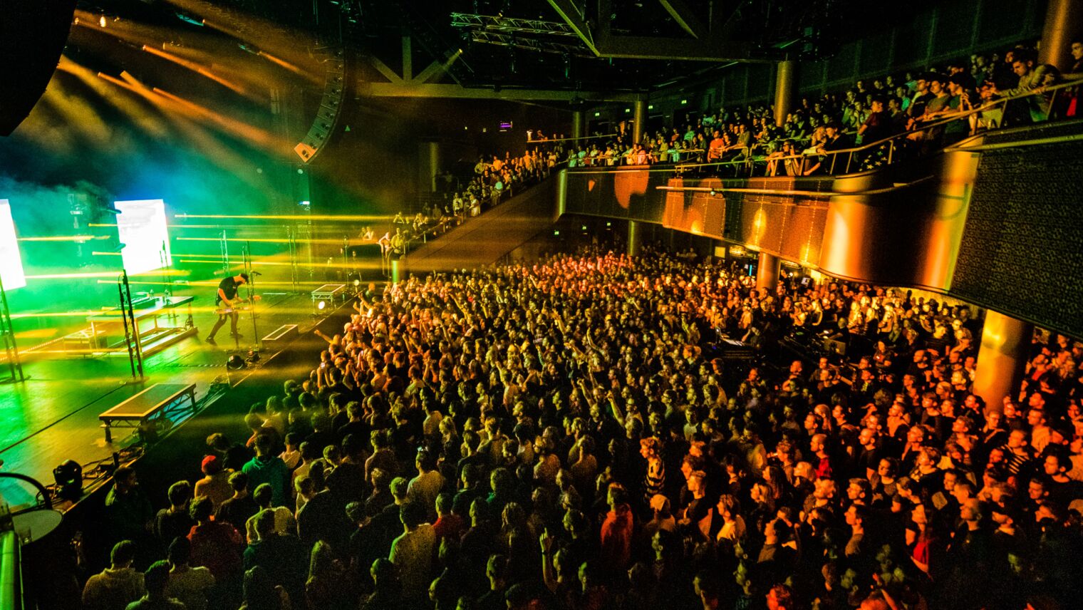 Een volle zaal bij TivoliVredenburg met op het podium een gitarist.