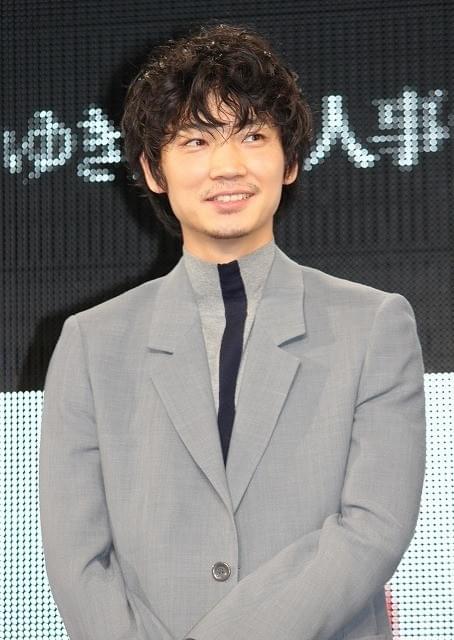 綾野剛、トイレ我慢できずにイベント中座…「いい大人がすみません」と平謝り