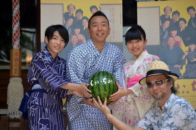 下谷神社で“スイカ開き”の大ヒット祈願