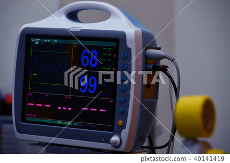 A cardiogram in an operating room 40141419