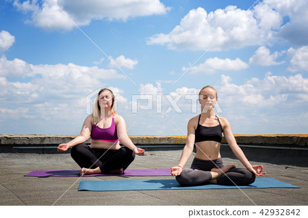 Two girls meditate 42932842