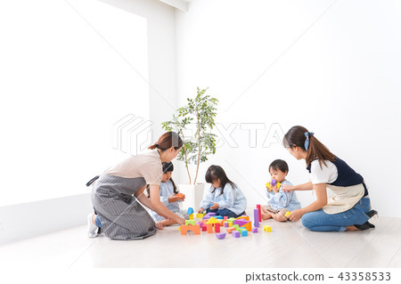 Child and teacher playing with blocks 43358533