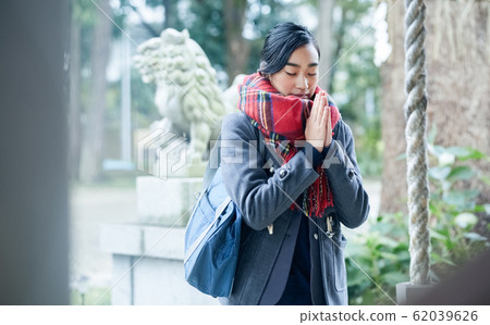 High school students visiting a shrine 62039626