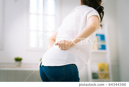 Pregnant woman back pain 64344398