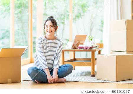 Young woman moving 66191037