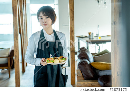 Cafe clerk female part-time job 73875175