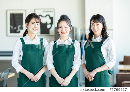 Young female clerk in a cafe 75769317