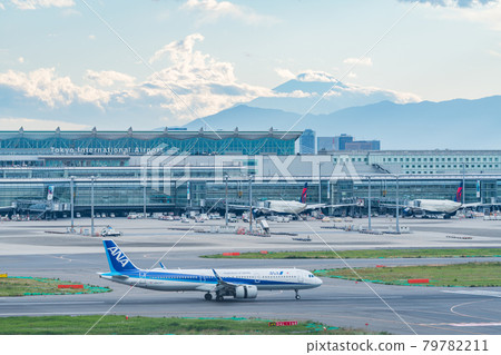 Airport Airplane Haneda Airport Takeoff Afternoon Dusk Night Airline Engine Brake Terminal 1 Mt. Fuji 79782211