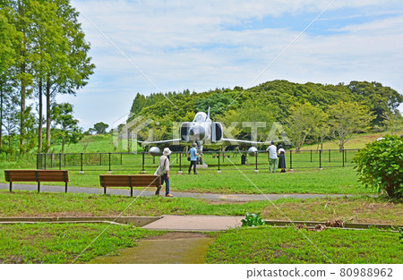 A person who observes the fighter aircraft exhibited in Metase no Mori, Chikujo Town, Fukuoka Prefecture 80988962