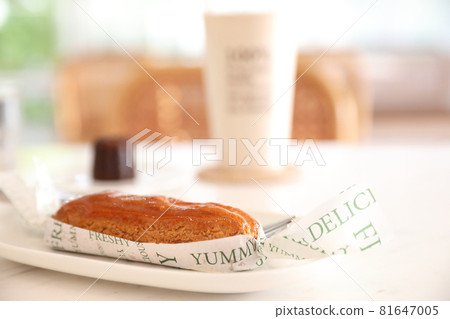 croquant choux cream japanese dessert in coffee shop background 81647005