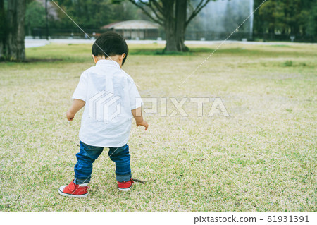 Boy playing in the park (back view) 81931391