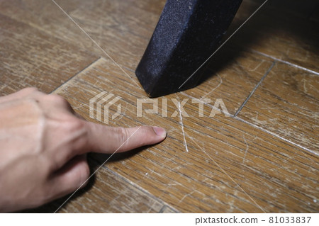 Flooring hurt by the legs of the chair 81033837