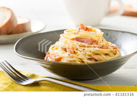 Rich carbonara with cheese, cream and eggs 81181316