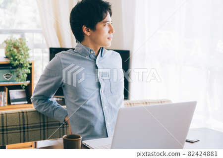 A man who stretches his hips by teleworking 82424881